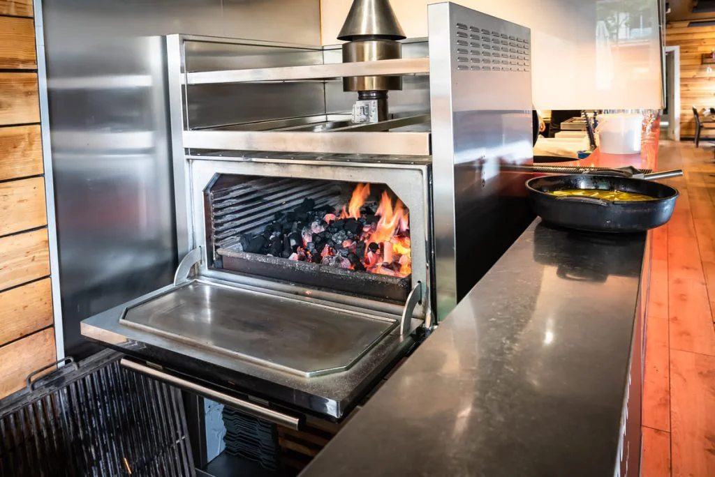 Horno de brasa Josper en la cocina de un restaurante de la Costa del Sol
